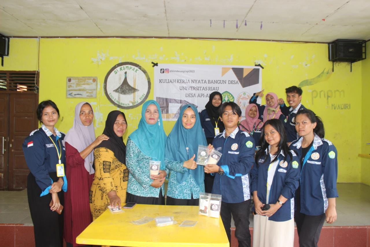 Mahasiswa Kukerta UNRI Beri Inovasi Pengolahan Jahe Merah Dan Daun Kelor Menjadi Teh Herbal Sebagai Kreativitas Umkm Di Desa Api-Api Desa Bathin Sobanga